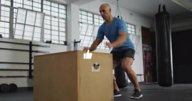 Medya simgelerinin, çift ırklı insan egzersizleri üzerine animasyonu. Teknoloji, spor ve dijital arayüz kavramı, dijital olarak üretilen video.