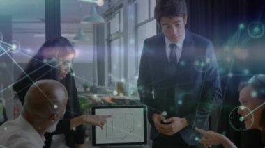 Ofisteki çeşitli iş adamlarıyla olan bağlantıların animasyonu. Küresel finans, işletme, bağlantılar, hesaplama ve veri işleme kavramı, dijital olarak oluşturulmuş video.