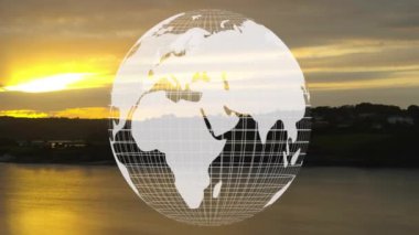 Günbatımı üzerinde su ve uzak tepelerle dönen dünya animasyonu. Doğa, ufuk, huzur