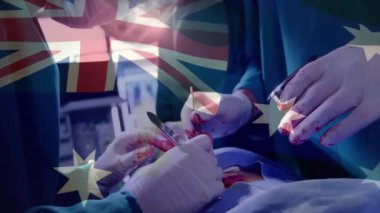 Avustralya bayrağının ameliyat sırasında beyaz cerrahlar üzerinde canlanması. Tıp, vatanseverlik ve dijital arayüz kavramı, dijital olarak üretilen video.