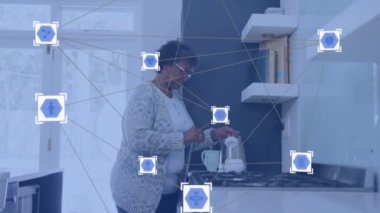 Kıdemli Afro-Amerikan kadınlarının simgeleriyle olan bağlantılarının animasyonu. Küresel bağlantılar, yaşam tarzı ve dijital arayüz kavramı, dijital olarak oluşturulmuş video.