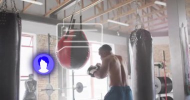 Melez bir adamın boks torbasına yumruk atması üzerine medya simgelerinin canlandırılması. Teknoloji, spor ve dijital arayüz kavramı, dijital olarak üretilen video.