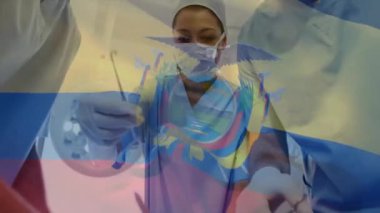 Çeşitli cerrahlar üzerinde ekvador bayrağı animasyonu. Küresel tıp, sağlık, bağlantılar, bilgisayar ve veri işleme kavramı, dijital olarak oluşturulmuş video.