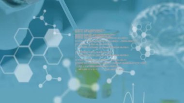 Bilimsel veri işleme ve insan beyninin laboratuvardaki bilim adamına göre animasyonu. Küresel bilim, bağlantılar, hesaplama ve veri işleme kavramı, dijital olarak oluşturulmuş video.