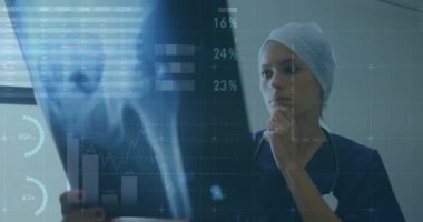 Kafkasyalı kadın cerrahın hastanedeki finansal veri işleme animasyonu. Küresel tıp, sağlık, bilgisayar ve dijital arayüz kavramı, dijital olarak oluşturulmuş video.