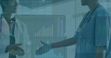 Hastanedeki çeşitli doktorlarda finansal veri işleme animasyonu. Küresel tıp, sağlık ve dijital arayüz kavramı, dijital olarak üretilen video.
