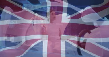 Modern arabada oturan beyaz kadın üzerinde İngiliz bayrağının animasyonu. Bayraklar, iş dünyası, teknoloji ve dijital arayüz kavramı, dijital olarak oluşturulmuş video.