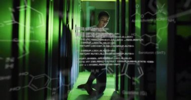 Beyaz iş kadınlarının sunucu odasındaki veri işleme ve kimyasal formüllerinin animasyonu. Küresel bilim, teknoloji, bilgisayar ve dijital arayüz kavramı, dijital olarak oluşturulmuş video.