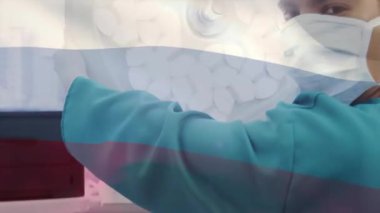 Çift ırklı erkek cerrah ameliyat odasında lambayı hazırlarken Rusya bayrağının animasyonu. Tıp, vatanseverlik ve dijital arayüz kavramı, dijital olarak üretilen video.