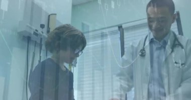 Çeşitli erkek doktor ve erkek hasta üzerinde finansal veri işleme animasyonu. Küresel tıp, sağlık, bilgisayar ve dijital arayüz kavramı, dijital olarak oluşturulmuş video.