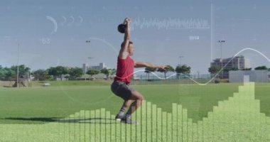 Beyaz adamın dambılı kaldırması üzerine veri işleme ve diyagramların animasyonu. Teknoloji, spor ve dijital arayüz kavramı, dijital olarak üretilen video.