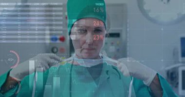 Beyaz kadın cerrahın istatistik ve veri işleme animasyonu. Küresel tıp, bağlantılar, hesaplama ve veri işleme kavramı, dijital olarak oluşturulmuş video.