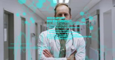 Steteskop takan beyaz erkek doktor üzerindeki veri işleme ve kimyasal formülün animasyonu. Küresel tıp, sağlık, bilim ve dijital arayüz kavramı, dijital olarak üretilen video.