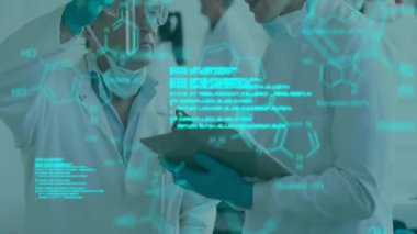 Kafkas bilim adamlarının laboratuarda deney yapmaları üzerine veri işleme ve kimyasal formüllerin animasyonu. Tıp, teknoloji ve dijital arayüz kavramı, dijital olarak oluşturulmuş video.