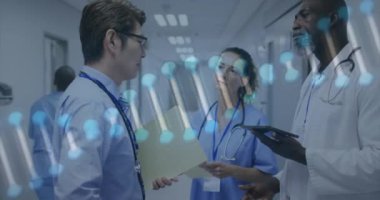 Hastanede çalışan çeşitli doktorların üzerinde DNA iplikçikleri var. Küresel tıp, sağlık, bilgisayar ve dijital arayüz kavramı, dijital olarak oluşturulmuş video.