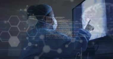 Afrika kökenli Amerikalı kadın cerrah yerine beyin ve moleküllerle veri işleme animasyonu. Küresel tıp, bilim, bilgisayar ve dijital arayüz kavramı, dijital olarak oluşturulmuş video.