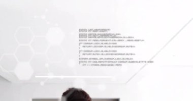 Çeşitli doktorların belgeleri okuması üzerine beyin ve moleküllerle veri işleme animasyonu. Küresel tıp, sağlık, bilim ve dijital arayüz kavramı, dijital olarak üretilen video.