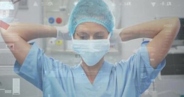 Beyaz kadın cerrahın istatistik ve veri işleme animasyonu. Küresel tıp, bağlantılar, hesaplama ve veri işleme kavramı, dijital olarak oluşturulmuş video.