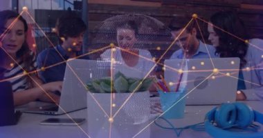 Ofisteki dizüstü bilgisayarla çeşitli iş adamlarıyla olan bağlantıların animasyonu. Küresel finans, işletme, bağlantılar, hesaplama ve veri işleme kavramı, dijital olarak oluşturulmuş video.