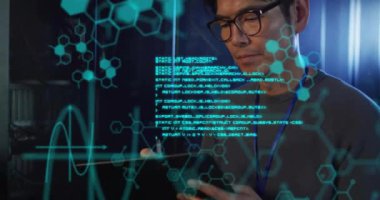 Sunucu odasındaki Asyalı iş adamının veri işleme ve kimyasal formülünün animasyonu. Küresel bilim, teknoloji, bilgisayar ve dijital arayüz kavramı, dijital olarak oluşturulmuş video.