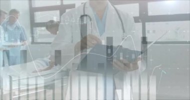 Çeşitli doktorlar ve kadın hastalar üzerinde finansal veri işleme animasyonu. Küresel tıp, sağlık, finans ve dijital arayüz kavramı, dijital olarak üretilen video.