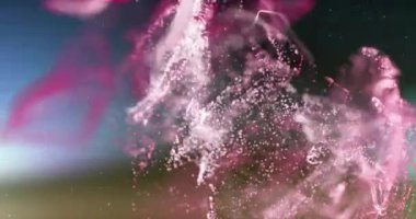Gri arkaplanda hareket eden parlak pembe ağ animasyonu. Renk, şekil, ışık ve hareket konsepti, dijital olarak oluşturulmuş video.