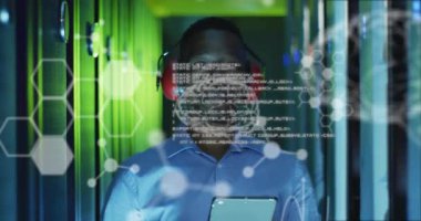 Sunucu odasındaki Afro-Amerikan iş adamı yerine beyinle veri işleme animasyonu. Küresel bilim, teknoloji, bilgisayar ve dijital arayüz kavramı, dijital olarak oluşturulmuş video.