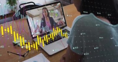 Afro-Amerikan iş kadınının video görüşmesi üzerine finansal veri işleme animasyonu. Küresel iş, finans, bilgisayar ve dijital arayüz kavramı, dijital olarak oluşturulmuş video.