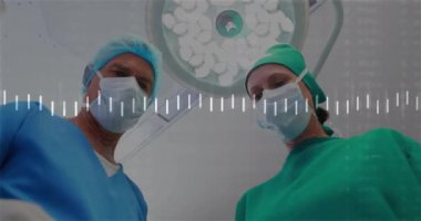 Operasyon sırasında Kafkas cerrahları üzerinde veri işleme animasyonu. Tıp, teknoloji ve dijital arayüz kavramı, dijital olarak oluşturulmuş video.