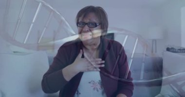 Son sınıf Afro-Amerikan kadınının DNA 'sının animasyonu video görüşmesi yapıyor. Küresel bilim, tıp, sağlık, yaşam tarzı ve dijital arayüz kavramı, dijital olarak oluşturulmuş video.