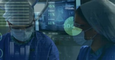 Çeşitli cerrahlar üzerinde finansal veri işleme animasyonu. Küresel tıp, işletme, finans, bağlantılar, bilgisayar ve veri işleme kavramı, dijital olarak oluşturulmuş video.