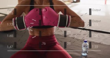 Spor salonunda boks eldiveni giyen beyaz bir kadının veri işleme animasyonu. Teknoloji, spor ve dijital arayüz kavramı, dijital olarak üretilen video.