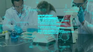 Laboratuvarda konuşan beyaz bilim adamları üzerinde veri işleme ve kimyasal formülün animasyonu. Tıp, teknoloji ve dijital arayüz kavramı, dijital olarak oluşturulmuş video.