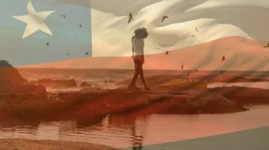 Afrika kökenli Amerikalı bir çiftin sahilde yürümesi üzerine Şili bayrağının animasyonu. Bayraklar, ülkeler, vatanseverlik ve yaşam tarzı konsepti, dijital olarak oluşturulmuş video.