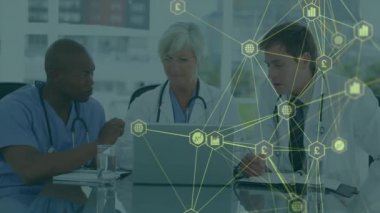 Çeşitli doktorların konuştuğu ikonlarla olan bağlantıların animasyonu. Teknoloji, tıp ve dijital arayüz kavramı, dijital olarak üretilen video.