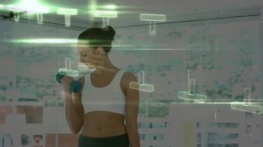 Spor salonunda egzersiz yapan beyaz bir kadın üzerinde DNA ipliği ve veri işleme animasyonu. Teknoloji, spor ve dijital arayüz kavramı, dijital olarak üretilen video.