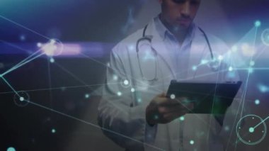 Tablet kullanan melez erkek doktor üzerinden bağlantı ağının animasyonu. Küresel tıp, sağlık, bağlantılar ve dijital arayüz kavramı, dijital olarak üretilen video.
