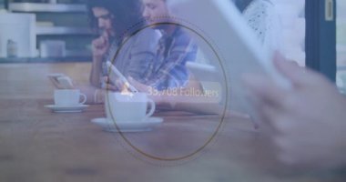 Müritlerin, tablet kullanan farklı insanların sayısında artış göstermesi. Küresel sosyal medya, iletişim ve dijital arayüz kavramı, dijital olarak oluşturulmuş video.