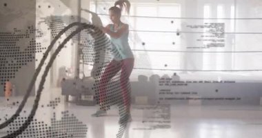 Spor salonunda egzersiz yapan beyaz bir kadın üzerinde veri işleme ve küre animasyonu. Teknoloji, spor ve dijital arayüz kavramı, dijital olarak üretilen video.
