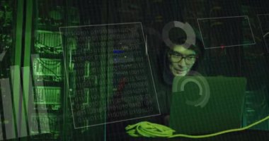 Sunucu odasındaki Asyalı erkek hackerın veri işleme ve diyagramlarının animasyonu. Teknoloji, iş ve dijital arayüz kavramı, dijital olarak üretilen video.