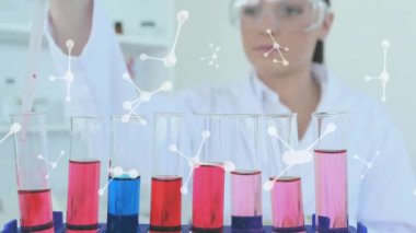 Kafkas kadın bilim adamının laboratuvarda çalıştığı moleküllerin animasyonu. Küresel bilim, tıp ve dijital arayüz kavramı, dijital olarak üretilen video.