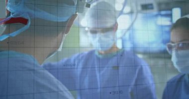 Çeşitli cerrahlar üzerinde finansal veri işleme animasyonu. Küresel tıp, işletme, finans, bağlantılar, bilgisayar ve veri işleme kavramı, dijital olarak oluşturulmuş video.