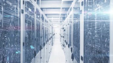 Bilgisayar sunucuları üzerinde dijital veri işleme animasyonu. Küresel bağlantılar, hesaplama ve veri işleme kavramı, dijital olarak oluşturulmuş video.