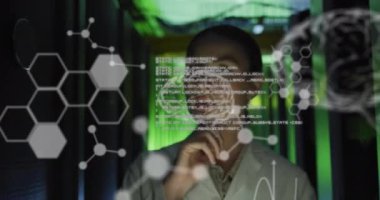 Beyinlerle veri işleme animasyonu sunucu odasındaki beyaz kadın bilim adamının üzerinde. Küresel bilim, teknoloji, bilgisayar ve dijital arayüz kavramı, dijital olarak oluşturulmuş video.