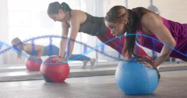 Spor salonunda egzersiz yapan beyaz kadın üzerinde DNA iplikçiklerinin canlandırılması. Teknoloji, spor ve dijital arayüz kavramı, dijital olarak üretilen video.