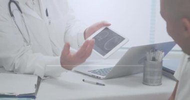 Tablet kullanan beyaz erkek doktor ve hasta sayısının artması gibi. Küresel sosyal medya, iletişim ve dijital arayüz kavramı, dijital olarak oluşturulmuş video.