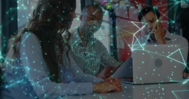 Ofisteki dizüstü bilgisayarla çeşitli iş adamlarıyla olan bağlantıların animasyonu. Küresel finans, işletme, bağlantılar, hesaplama ve veri işleme kavramı, dijital olarak oluşturulmuş video.