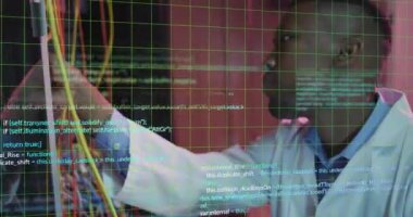 Afro-Amerikan bilim adamının sunucu odasında veri işleme animasyonu. Küresel iş, iletişim, bilgisayar ve dijital arayüz kavramı, dijital olarak oluşturulmuş video.