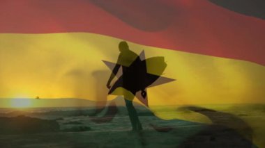 Beyaz adamın elinde sörf tahtası olan ve köpekleriyle sahilde yürüyen Gana bayrağının animasyonu. Bayraklar, ülkeler, vatanseverlik ve yaşam tarzı konsepti, dijital olarak oluşturulmuş video.