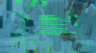 Kafkas erkek bilim adamının laboratuvarda bilimsel veri işleme animasyonu. Küresel bilim, bağlantılar, hesaplama ve veri işleme kavramı, dijital olarak oluşturulmuş video.